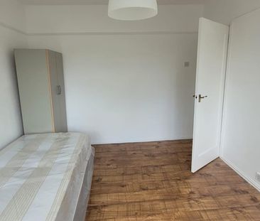 4 Bed Semi-Detached House, Ilford, IG3 - Photo 2