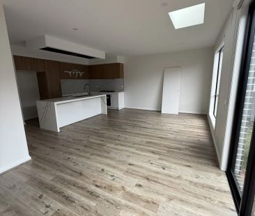 STUNNING FRESHLY BUILT 4 BEDROOM TOWNHOUSE! - Photo 5