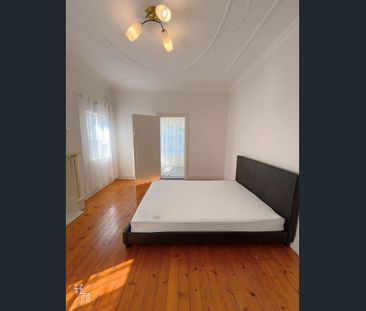 Spacious lounge area & Separate sunroom & Large gas-equipped kitche... - Photo 4