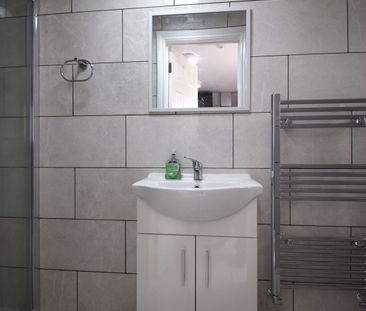 Three bedroom Ground Floor Annex Flat to rent- ideal for working pr... - Photo 3