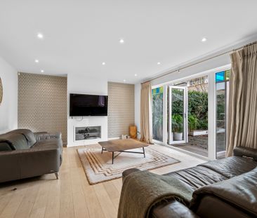 Oak Park Gardens, SW19, London - Photo 1