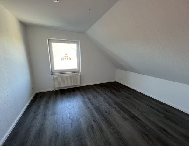 Schön und ruhig wohnen - 3 ZKB mit EBK, Dusche/Wanne, neuwertige Heizung, Balkon, Dachboden, Carport - Foto 1