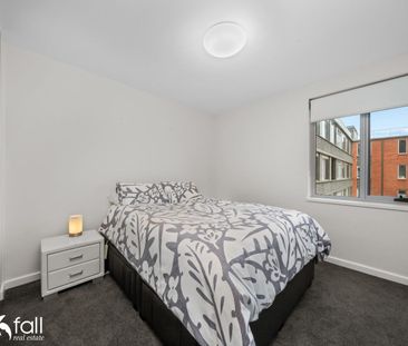 Charming, Sunlit Apartment in the Heart of Battery Point - Photo 2