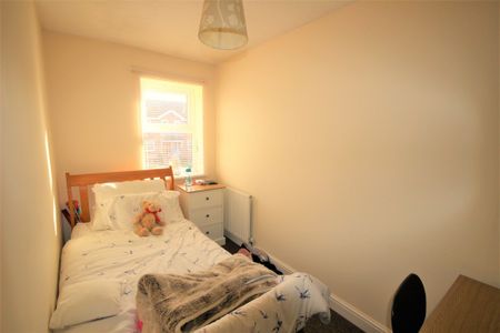 2 bedroom semi-detached to let - Photo 2