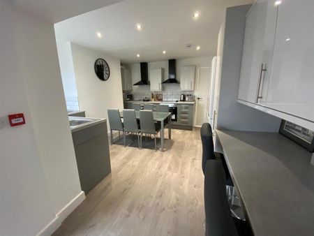 1 bedroom in a house share to rent - Photo 4