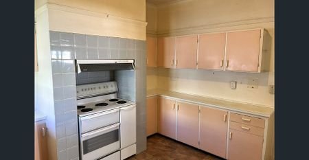 Cute 2-Bedroom Cottage in Town – 6-Month Lease Only - Photo 4