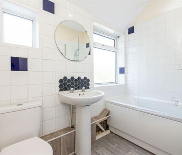 3 bed House - Mid Terrace To Let - Photo 4