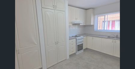 Freshly Painted Two Bedroom Apartment - Walk to Shops, Parks & Transport! - Photo 4