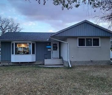 Beautiful Fully Renovated Family Home for Rent | 15929 93A Avenue Northwest, Edmonton - Photo 1