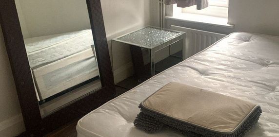 Single room to let located close to seven king station- £500 pcm - Photo 2