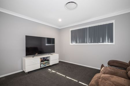 SPACIOUS FAMILY LIVING IN THE SOUGHT AFTER CENTRAL SPRINGS ESTATE - Photo 4