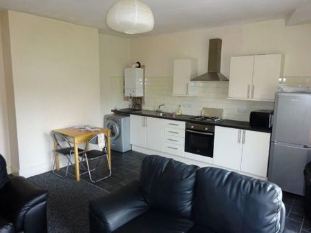 3 bedroom flat to rent - Photo 5