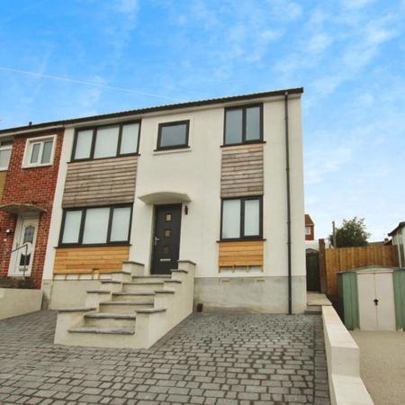 If you are looking for a double room to rent in a newly refurbished, 7 bedroom house share in Kingswood, then this could be the property for you. Please contact us for more information….. - Photo 3