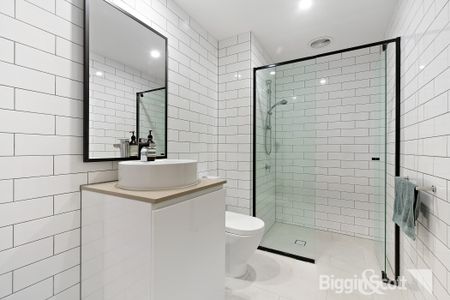 Urban Style Meets Everyday Comfort in Prime Richmond Spot - Photo 4