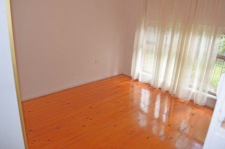 COMFORTABLE 3 BEDROOM HOME - Photo 4