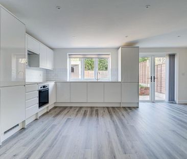 4 bedroom semi-detached house to rent - Photo 6