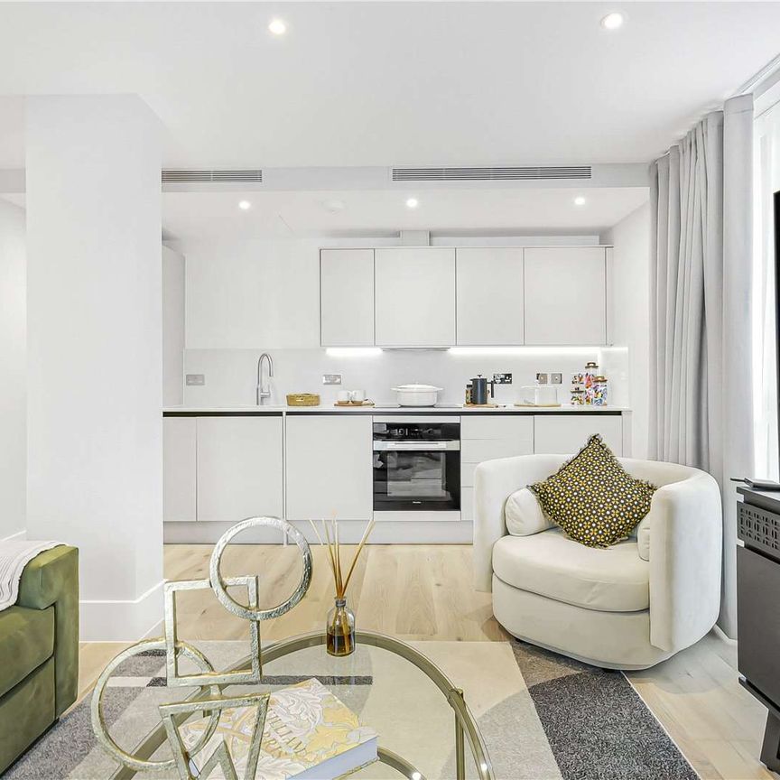 Stunning three bedroom apartment located moments away from Baker Street. - Photo 1