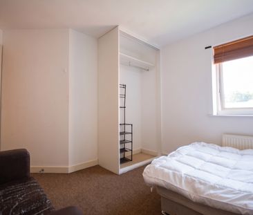 Flat 12, Priory Court - Photo 3