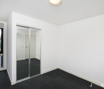 MODERN TOWNHOUSE IN IDEAL LOCATION - Photo 4