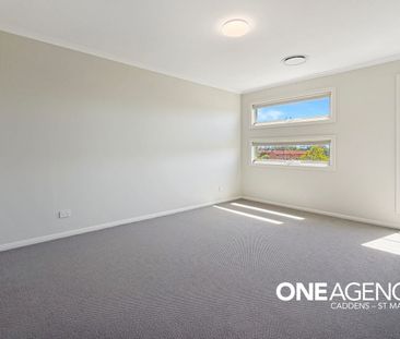 GENEROUS 5 BEDROOM HOME WITH 3 BATHROOMS & DOUBLE GARAGE!!! - Photo 2