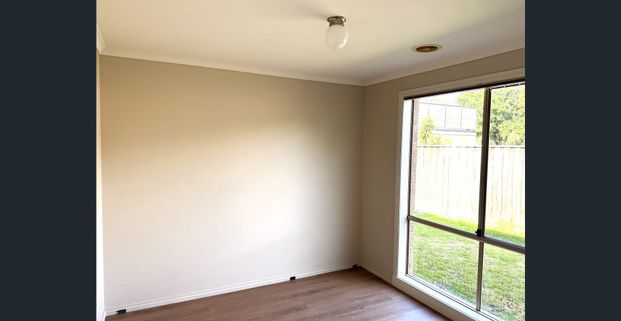 Located in a quiet street, close to schools, shops & freeway - Photo 1