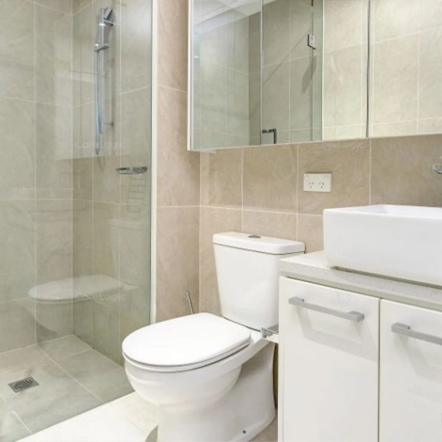 Great views, Central location, Metres from the beach! - Photo 1