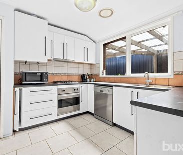 Ideally positioned in a fantastic location , beautifully presented ... - Photo 3