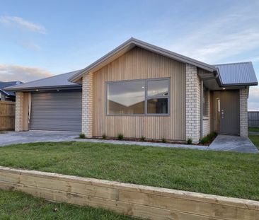 Stylish Living - Photo 1