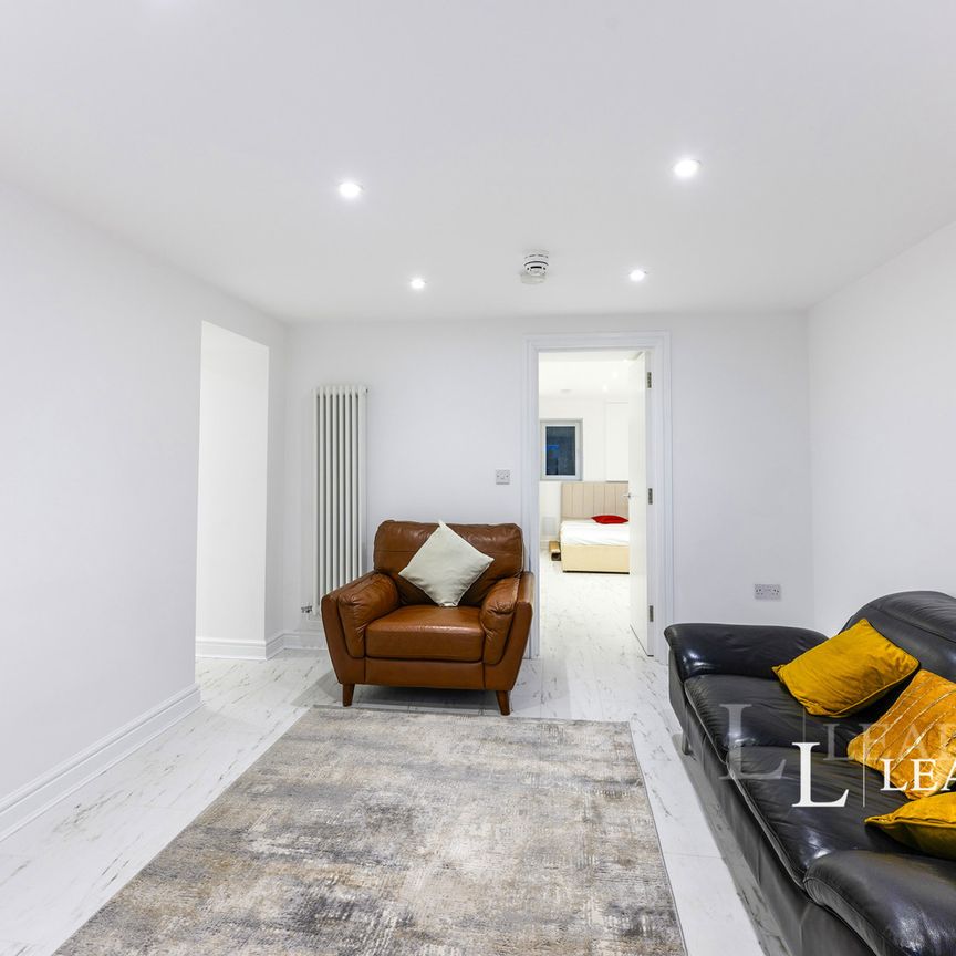 3 bedroom apartment to rent Croydon Road, Reigate, RH2 - Photo 1