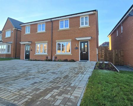 Lotus Drive, Ingleby Barwick - Photo 3