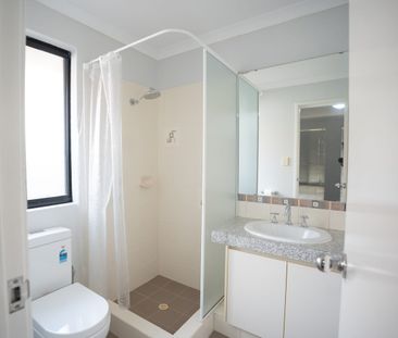 Stunning 3x2 Home - Walk to Parks, Schools & Wellard Square - Photo 6