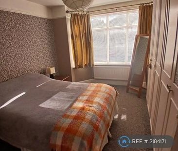 1 bedroom in a house share to rent - Photo 2