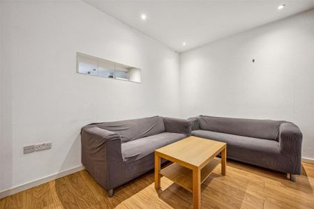 3 bedroom flat to rent - Photo 2