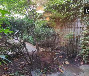Bed in a twin room in a 2-bedroom flat in Silicon Docks - Photo 1