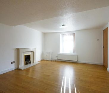 3 bedroom end of terrace house to rent - Photo 3