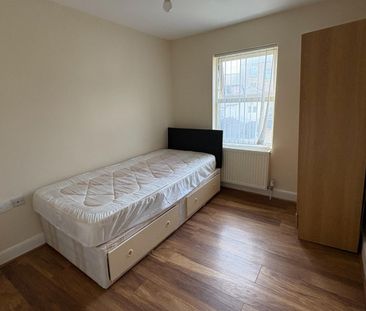 1 bedroom Flat To Let - Photo 2