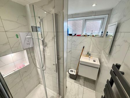 1 bedroom in a house share to rent - Photo 5