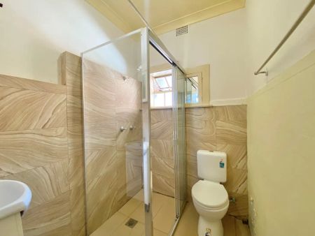 “Spacious 3 bed Unit in Super Convenient Location” - Photo 5