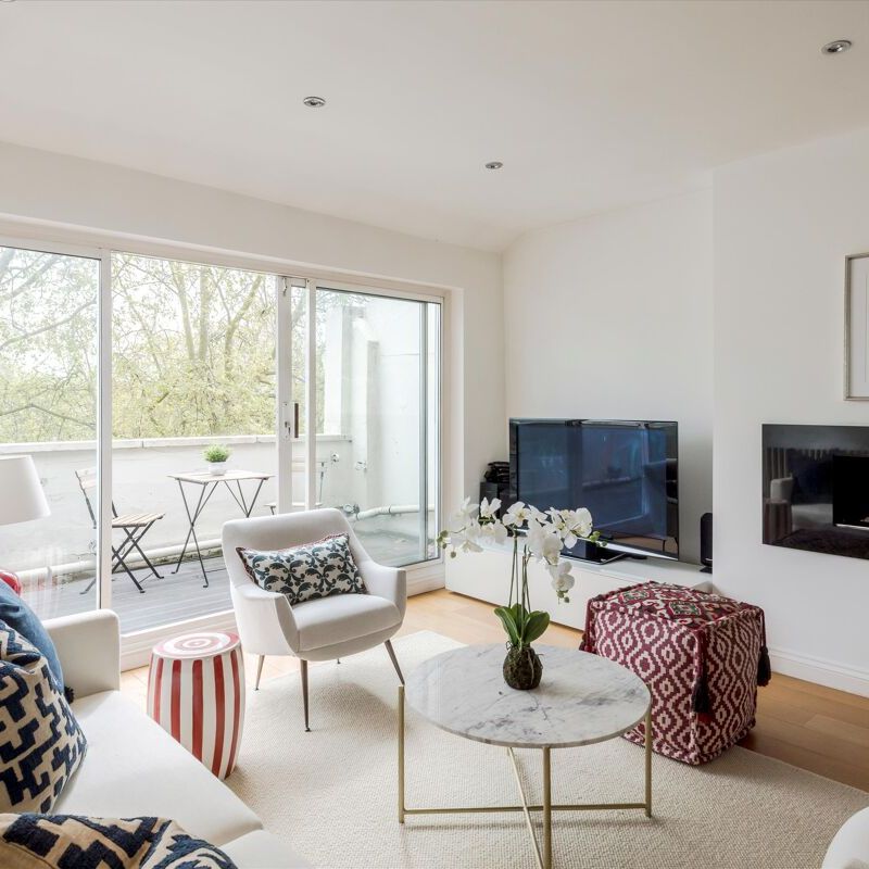 Stunning 4 bedroom penthouse flat available to rent with terrace and communal gardens in W2. - Photo 1