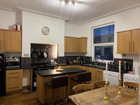 1 bedroom in a house share to rent - Photo 2