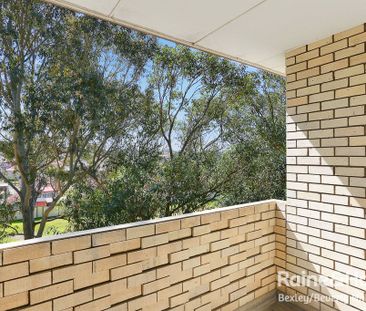 TOP-FLOOR APARTMENT WITH PARK VIEWS - Photo 4