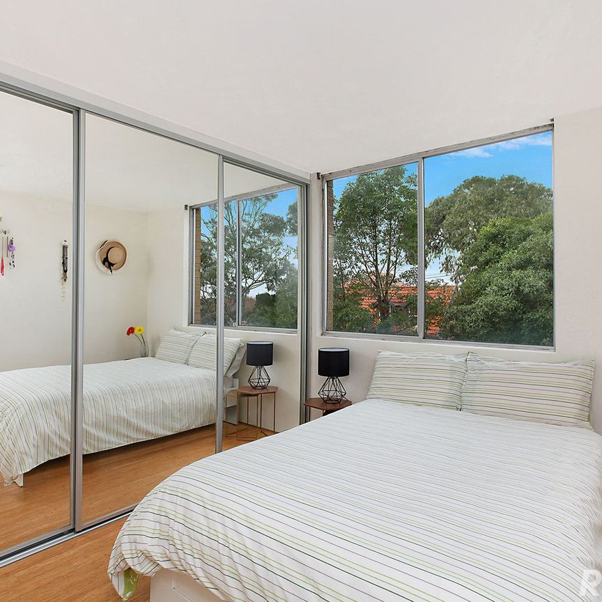 Peaceful Park Side Haven With Leafy Outlook - Photo 1