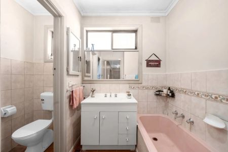 Family Comfort in a Quiet Pocket, Close to Shops & Schools - Photo 2