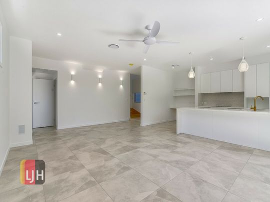 MODERN TOWNHOUSE WITH DUCTED AIR CONDITIONING AND COURTYARD - Photo 1
