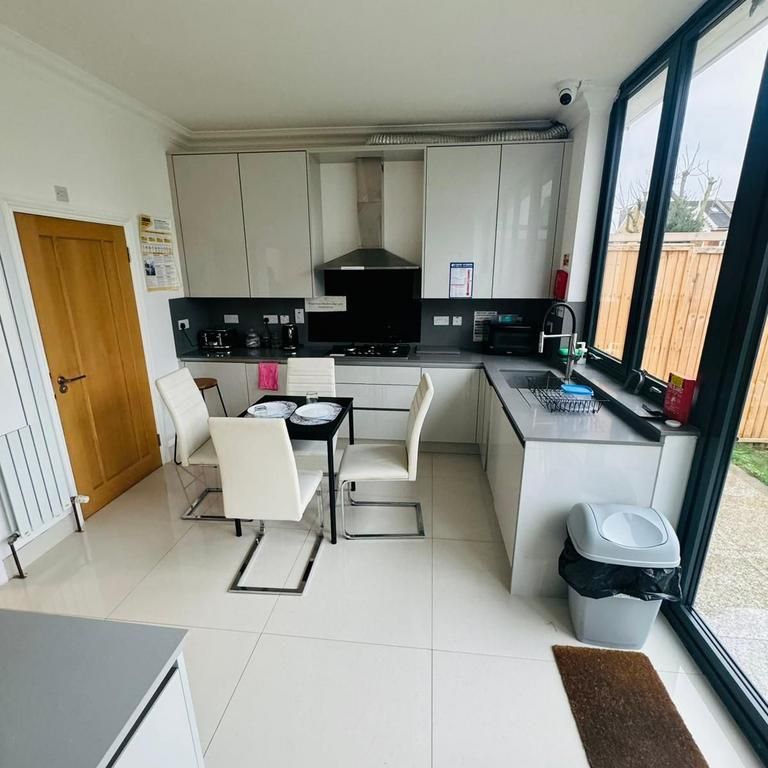 1 bedroom in a house share to rent - Photo 1
