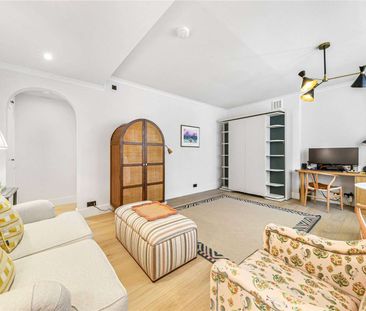 Lower ground floor studio apartment with a private entrance and a s... - Photo 3