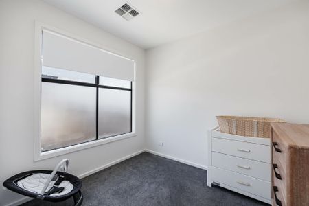 Stylish, Low-Maintenance Townhouse in Prime Location - Photo 5