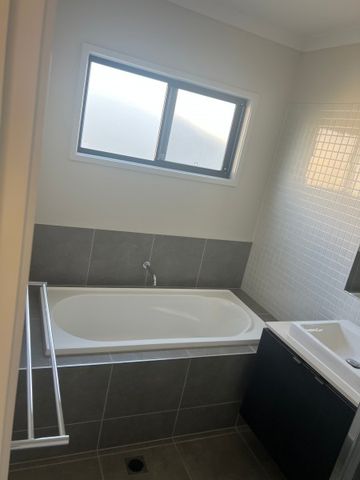 Beautiful 4-Bedroom Family Home in the Heart of Coomera - Photo 4