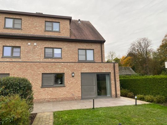 Recent (2013) ruim gelijkvloers appartement met tuin en terras, ideaal gelegen in een rustige straat vlakbij het centrum van Kortenberg. - Photo 1