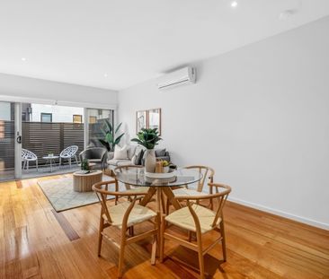 Spacious Two-Bedroom Design with Private Bathrooms - Photo 4